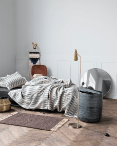 Precise Messing stehlampe Von House Doctor - Precise schafft eine gemütliche Atmosphäre in Ihrem Zuhause – sowohl mit seinem Licht als auch mit seinem Design.