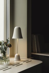 Blåklockan 50cm Weiß tischlampe Von Globen Lighting - Ihr Design ist von der schwedischen Nationalblume inspiriert: Der sanft glockenförmige Schirm und der schlanke Fuß erinnern an den zarten Stiel der Glockenblume.