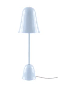 Blåklockan 50cm Hellblau tischlampe Von Globen Lighting - Die Tischleuchte „Blue Bell“ ist ein elegantes und zeitloses Design aus Eisen mit einer hochglänzenden, hellblauen Lackierung.