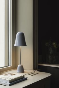 Blåklockan 50cm Hellblau tischlampe Von Globen Lighting - Die Tischleuchte „Blue Bell“ ist ein elegantes und zeitloses Design aus Eisen mit einer hochglänzenden, hellblauen Lackierung.