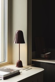 Blåklockan 50cm Burgund tischlampe Von Globen Lighting - Ihr Design ist von Schwedens Nationalblume inspiriert: Der sanft glockenförmige Schirm und der schlanke Fuß erinnern an den zarten Stängel der Glockenblume.