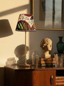Julie 52cm Messing/mehrfarbig tischlampe Von PR Home - Sie verf&uuml;gt &uuml;ber einen formsch&ouml;nen Lampenfu&szlig; in Messingoptik, der mit einem dekorativen, ovalen Lampenschirm in klassischer Form kombiniert ist und so eine zeitlose und harmonische Optik erzeugt.