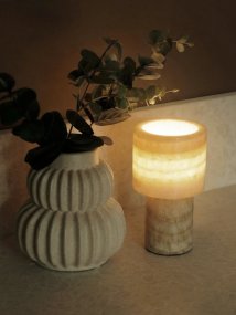 Lucie 16cm Natur tragbare Von PR Home - Die wiederaufladbare Tischleuchte Lucie in Marmoroptik ist eine elegante und stimmungsvolle Lampe, die ein sch&ouml;nes, warmes Licht verbreitet.