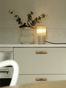 Lucie 16cm Natur Von PR Home - Diese Marmor-Tischleuchte ist ein elegantes und luxuri&ouml;ses Einrichtungselement, das ein warmes und angenehmes Licht verbreitet.