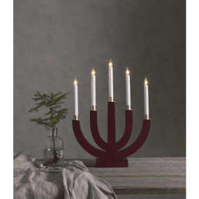Eli ROT Von Star Trading - Roter Kerzenst&auml;nder aus Holz mit f&uuml;nf Kerzen und vergoldeter Verzierung, l&auml;sst sich leicht aufstellen und sorgt sowohl im Fenster als auch im Zimmer f&uuml;r eine sch&ouml;ne Weihnachtsstimmung.