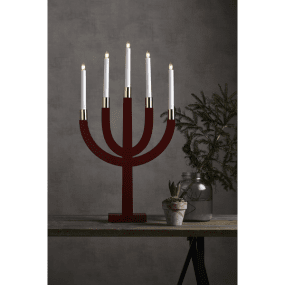 Elias ROT Von Star Trading - Roter Kerzenst&auml;nder aus Holz mit Messingsockel an den Lampen.