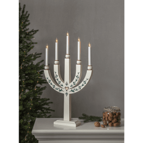 Elias Tradition Weiß Von Star Trading - Der Adventskerzenhalter verfügt über 5 Lichtquellen, die dem Kerzenhalter eine gemütliche Beleuchtung und eine heimelige Weihnachtsstimmung verleihen.