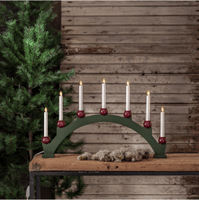 Mora Grün Von Star Trading - F&uuml;nf LED-Kerzen in roten Haltern sorgen f&uuml;r ein gem&uuml;tliches Licht und einen traditionellen Lichteffekt.