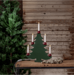 Mora Tree Grün Von Star Trading - Dieser Adventskerzenhalter in Form eines klassischen gr&uuml;nen Weihnachtsbaums mit f&uuml;nf LED-Kerzen in roten Haltern sorgt f&uuml;r ein gem&uuml;tliches Licht und traditionelle Weihnachtsstimmung.