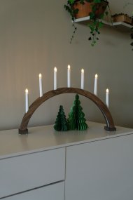 Arch 7 Lights Braun glasiert Von Konstsmide - Der Rahmen ist aus Holz gefertigt und braun gebeizt, was ihm ein nat&uuml;rliches und zeitloses Aussehen verleiht.