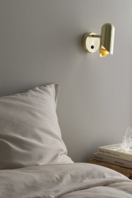 Savoy 15cm Messing leselampe Von Globen Lighting - Der Netzschalter ist elegant in die Wandhalterung integriert, und die Leuchte kann auch fest installiert werden.