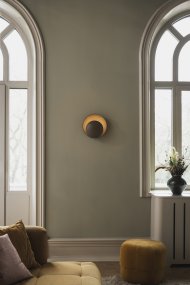 Orbit Ø30 Braun Von Globen Lighting - Die Wandleuchte Orbit erzeugt mit ihren zwei Metallschirmen, die die Lichtquelle elegant in der Mitte verbergen, ein wundersch&ouml;nes, dezentes indirektes Licht.