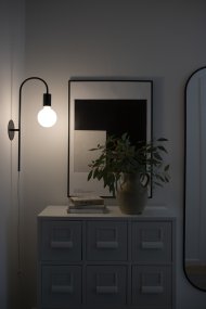 Grace 50cm Schwarz wandlampe Von Globen Lighting - Die Wandleuchte Grace hat einen sanft geschwungenen Arm aus schwarzem Metall.