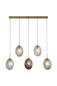 Whirl 92cm Messing Von Searchlight - Die spiralförmigen Rippen im Glas erzeugen Struktur und eine lebendige Lichtverteilung, die dem Raum eine sanfte und einladende Atmosphäre verleiht.