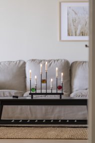 Candelabra 7 Lights Schwarz Von Konstsmide - Die sieben Kerzen werden von dekorativen farbigen Glasdetails in Gr&uuml;n, Rot und Bernstein eingerahmt und schaffen so eine elegante und festliche Atmosph&auml;re.