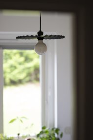 Omega Ø35 Schwarz hängelampe Von Globen Lighting - Omega ist eine Deckenleuchte mit plissiertem Metallschirm, der dem Raum einen unverwechselbaren Charakter verleiht.