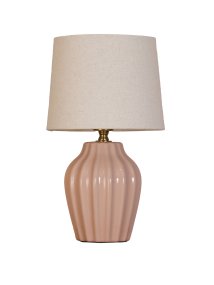 Lyon 32cm Rosa tischlampe Von PR Home - Der geriffelte Keramikfu&szlig; in einem zarten Rosa verleiht der Lampe einen zeitlosen und romantischen Ausdruck, w&auml;hrend die gedeckten Farbt&ouml;ne Eleganz und Tiefe schaffen, ohne den Raum zu dominieren.