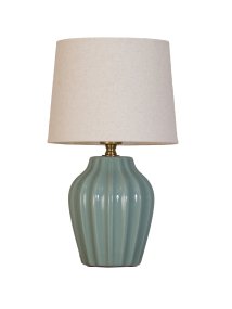 Lyon 32cm Türkis tischlampe Von PR Home - Der geriffelte Keramikfuß in einem schönen Türkis verleiht der Lampe einen zeitlosen und romantischen Ausdruck, während die gedeckten Farbtöne Eleganz und Tiefe schaffen, ohne den Raum zu dominieren.