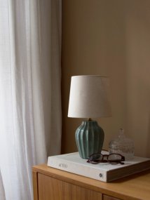 Lyon 32cm Türkis tischlampe Von PR Home - Der geriffelte Keramikfuß in einem schönen Türkis verleiht der Lampe einen zeitlosen und romantischen Ausdruck, während die gedeckten Farbtöne Eleganz und Tiefe schaffen, ohne den Raum zu dominieren.