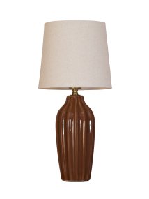 Lyon 40cm Braun tischlampe Von PR Home - Der geriffelte Keramikfu&szlig; in warmem Braunton verleiht der Leuchte eine zeitlose und romantische Ausstrahlung, w&auml;hrend die gedeckten Farbt&ouml;ne Eleganz und Tiefe schaffen, ohne den Raum zu dominieren.