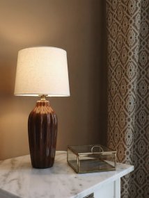 Lyon 40cm Braun tischlampe Von PR Home - Der geriffelte Keramikfu&szlig; in warmem Braunton verleiht der Leuchte eine zeitlose und romantische Ausstrahlung, w&auml;hrend die gedeckten Farbt&ouml;ne Eleganz und Tiefe schaffen, ohne den Raum zu dominieren.