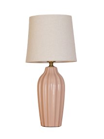 Lyon 40cm Rosa tischlampe Von PR Home - Der geriffelte Keramikfuß in einem zarten Rosa verleiht der Lampe einen zeitlosen und romantischen Ausdruck, während die gedeckten Farbtöne Eleganz und Tiefe schaffen, ohne den Raum zu dominieren.
