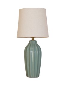 Lyon 40cm Türkis tischlampe Von PR Home - Der geriffelte Keramikfu&szlig; in einem sch&ouml;nen T&uuml;rkis verleiht der Lampe einen zeitlosen und romantischen Ausdruck, w&auml;hrend die gedeckten Farbt&ouml;ne Eleganz und Tiefe schaffen, ohne den Raum zu dominieren.