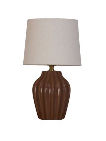 Lyon 32cm Braun tischlampe Von PR Home - Der geriffelte Keramikfu&szlig; in warmem Braunton verleiht der Leuchte eine zeitlose und romantische Ausstrahlung, w&auml;hrend die gedeckten Farbt&ouml;ne Eleganz und Tiefe schaffen, ohne den Raum zu dominieren.