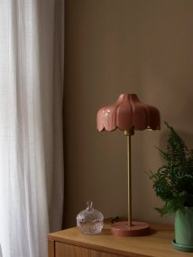 Wells 50cm Dunkelrosa tischlampe Von PR Home - Inspiriert von einer Blume, entstand diese Serie in verschiedenen Farben und Ausf&uuml;hrungen.