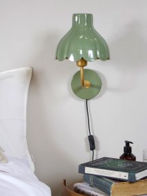 Wells 35cm Moosgrün leselampe Von PR Home - Mit ihren femininen Formen und harmonischen Farben verleiht Wells Ihrem Zuhause Pers&ouml;nlichkeit und Eleganz.