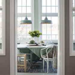 Wells Ø24 Grün fensterlampe Von PR Home - Wir haben uns von einer Blume inspirieren lassen und diese Serie in mehreren Modellen und Farben kreiert.