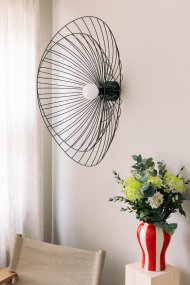 Ray Ø85 Schwarz wandlampe Von Globen Lighting - Die Leuchte kann sowohl an der Decke als auch an der Wand montiert werden und ist daher flexibel einsetzbar.