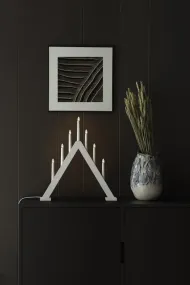 Candelabra 7 Lights Weiß Von Konstsmide - Dieser Kerzenhalter eignet sich perfekt f&uuml;r die Fensterbank oder den Tisch und passt gleicherma&szlig;en gut in moderne und traditionelle Inneneinrichtungen.