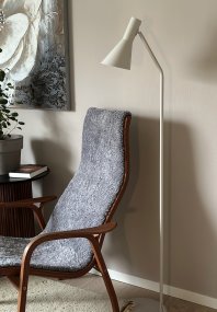 Ceres Sand stehlampe Von Aneta Lighting - Die Stehleuchte CERES hat ein stilvolles und zeitloses Design mit geraden und klaren Linien in einer stilvollen Sandfarbe.