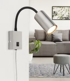 Robby Nickel leselampe Von Globo Lighting - Robby &auml;r en klassisk, kompakt v&auml;gglampa tillverkad i svart plast och matt nickelmetall, vilket ger en stilren och modern look.