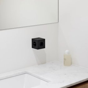 Square 2 Socket extender with 30W Dual USBC Schwarz Von Avolt - Steckdosenverl&auml;ngerung von Avolt im stylischen Design mit einem W&uuml;rfel aus recyceltem Kunststoff und einer Magnetplatte an der Unterseite zum Aufh&auml;ngen an der Wand.