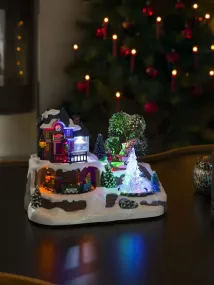 Mechanische Weihnachtsdekoration Mit Bahnhof 17cm Mehrfarbig Von Konstsmide - Tauchen Sie mit dieser mechanischen Weihnachtsdekoration in eine winterliche Miniaturwelt ein &ndash; ein charmanter Bahnhof in einer verschneiten Umgebung.