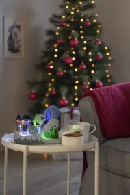 Mechanische Weihnachtsdekoration Mit Skipiste Mehrfarbig Von Konstsmide - Mit fr&ouml;hlichen Figuren, Schneeballschlachten, Rodeln und einem Iglu verbreitet es ein Winterabenteuer voller Bewegung, 8 leuchtenden LED-Lichtern und 8 stimmungsvollen Weihnachtsliedern.