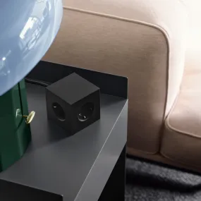 Square 1 with 30W Dual USBC & Magnetic base, 3m Schwarz Von Avolt - Steckdosenleiste von Avolt im stylischen Design mit langem PVC-Kabel, einem W&uuml;rfel aus recyceltem Kunststoff und einer Magnetplatte an der Unterseite zum Aufh&auml;ngen an der Wand.