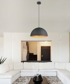 Lenn Ø40 Schwarz hängelampe Von Globo Lighting - Den guldf&auml;rgade insidan av sk&auml;rmen, med en diameter p&aring; 41 cm, skapar en varm och inbjudande ljuseffekt.