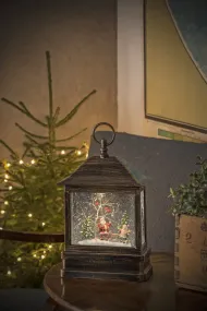 Wassergefüllte Laterne Mit Weihnachtsmann Braun Von Konstsmide - Verbreiten Sie Magie in der Dunkelheit des Winters mit dieser wassergefüllten Laterne mit Weihnachtsmann und Kindern!