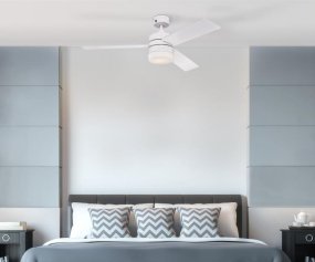 Alta Vista Ø122 Weiß Von Westinghouse - Der Ventilator hat eine weiße Oberfläche mit umkehrbaren Flügeln in Weiß und hellem Ahorn-Finish, sodass Sie sein Aussehen individuell gestalten können.