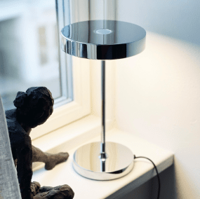 Starlight 25cm Chrom tischlampe Von Dyberg Larsen - Med inbyggd LED och tre ljusstyrkor, som dimras med 3-stegsdimmern p&aring; lamphuvudet, anpassar den sig enkelt efter olika behov &ndash; fr&aring;n st&auml;mningsfullt sken till fokuserat ljus.