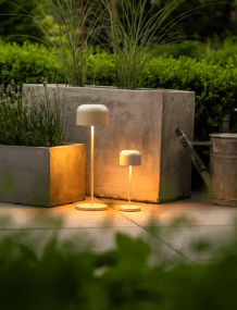 Lille 20cm Sand tragbare Von Konstsmide - Die Lampe ist mit einem Touch-Dimmer ausgestattet, sodass Sie die Helligkeit und Farbtemperatur von warmgelbem bis warmweißem Licht einstellen können.