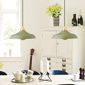 Urban Wide Ø36 Olivgrün hängelampe Von Superliving - Verschönern Sie Ihr Zuhause mit der modernen Pendelleuchte Urban Wide, einer stilvollen Kombination aus mattem olivgrünem Finish und eleganten Messingdetails.