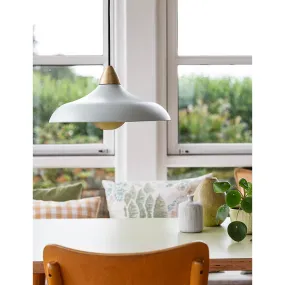 Urban Wide Ø36 Hellgrün hängelampe Von Superliving - Versch&ouml;nern Sie Ihr Zuhause mit der modernen Pendelleuchte Urban Wide, einer stilvollen Kombination aus mattem hellgr&uuml;nem Finish und eleganten Messingdetails.