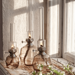 Kerosene Lamp Majken Big Grau Von Strömshaga - Brenner aus Klarglas und Brenner aus Nickel.