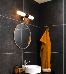 Cosenza 44cm Schwarz badezimmerlampe Von Aneta Lighting - Die Doppelwandleuchte COSENZA ist eine moderne und funktionale Beleuchtungslösung für Badezimmer und Feuchträume.
