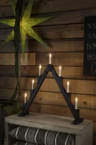 Candelabra 7 Lights Schwarz Von Konstsmide - Faltbarer elektrischer Kerzenst&auml;nder mit 7 Kerzen, aus schwarz lackiertem Draht, verziert mit Messingringen um jede Kerze f&uuml;r eine elegante Note.