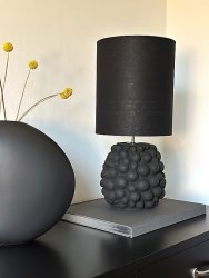 Bubbles 48cm Schwarz tischlampe Von Aneta Lighting - Mit Textilschirm, der für ein sanftes und angenehmes Licht sorgt.
